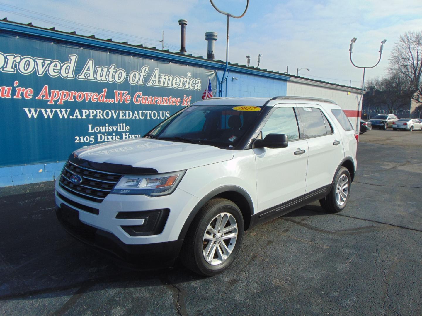 2017 White Ford Explorer (1FM5K8B8XHG) with an V6 3.5 Liter engine, Auto, 6-Spd SelectShift transmission, located at 2105 Dixie Hwy, Louisville, KY, 40210, (502) 772-3333, 38.220932, -85.795441 - Photo#2